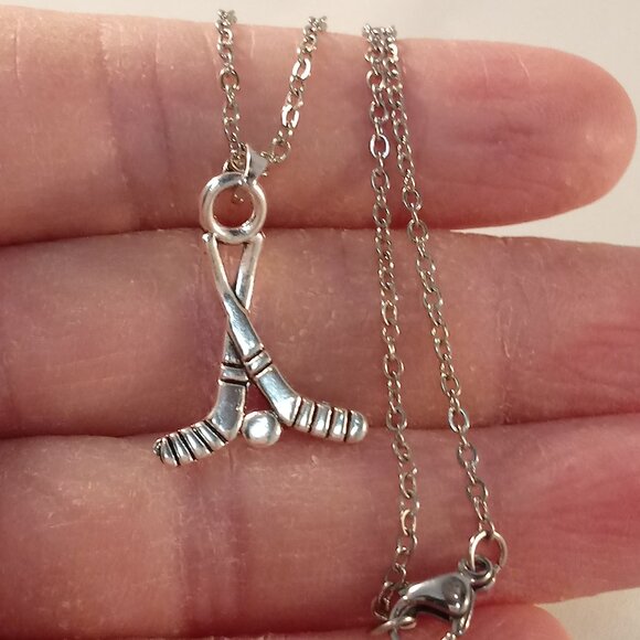 Mens Silver Hockey Sticks Puck Pendant Chain Necklace Gorgeous Party Gift - Picture 1 of 4